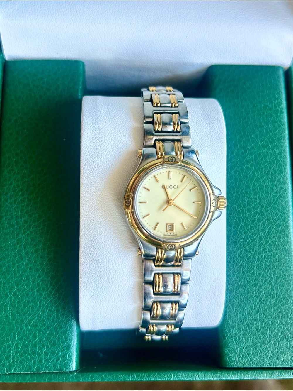GUCCI Quartz Date Watch Women two-tone, beautiful.